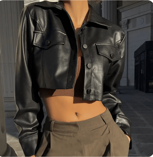 جاكيت قصير من الجلد الصناعي - ياقة مطوية، معطف من البولي يوريثان مع تفاصيل أزرار لإطلالة جرونج ستريت ستايل خريف 2025