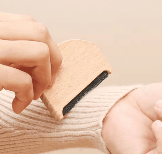 Lint & Fur Remover Wooden Fabric Shaver – Pilling & Fluff Comb for Sweaters & Clothes