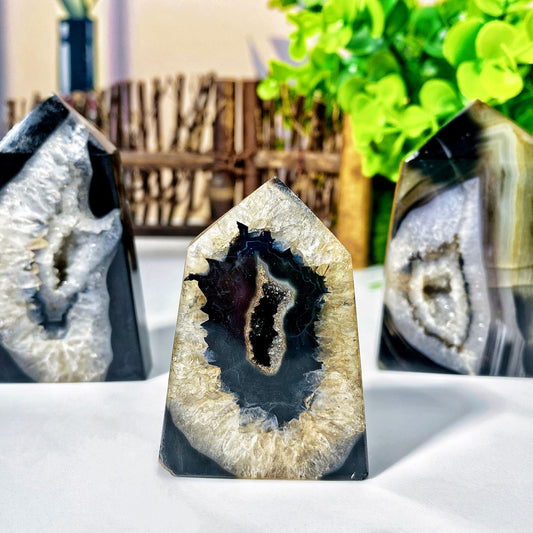 Black Sardonyx Geode Agate Point - Natural Crystal Decor