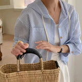 Camisa de rayas versátil para mujer: cárdigan de verano con protección solar y capucha de manga larga