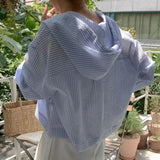 Camisa de rayas versátil para mujer: cárdigan de verano con protección solar y capucha de manga larga