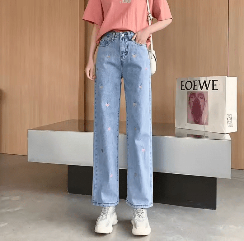 Women’s Wide-Leg High-Waisted Jeans – Heart Embroidery Baggy Streetwear Denim Pants – Retro Slim Fit Trousers for Students & Everyday Style