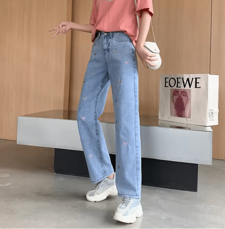 Women’s Wide-Leg High-Waisted Jeans – Heart Embroidery Baggy Streetwear Denim Pants – Retro Slim Fit Trousers for Students & Everyday Style