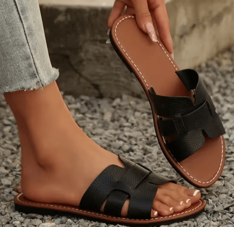 Women’s Solid Color Open-Toe Slippers – 2025 Summer Flat Sandals | Casual, Comfortable & Versatile Slip-Ons