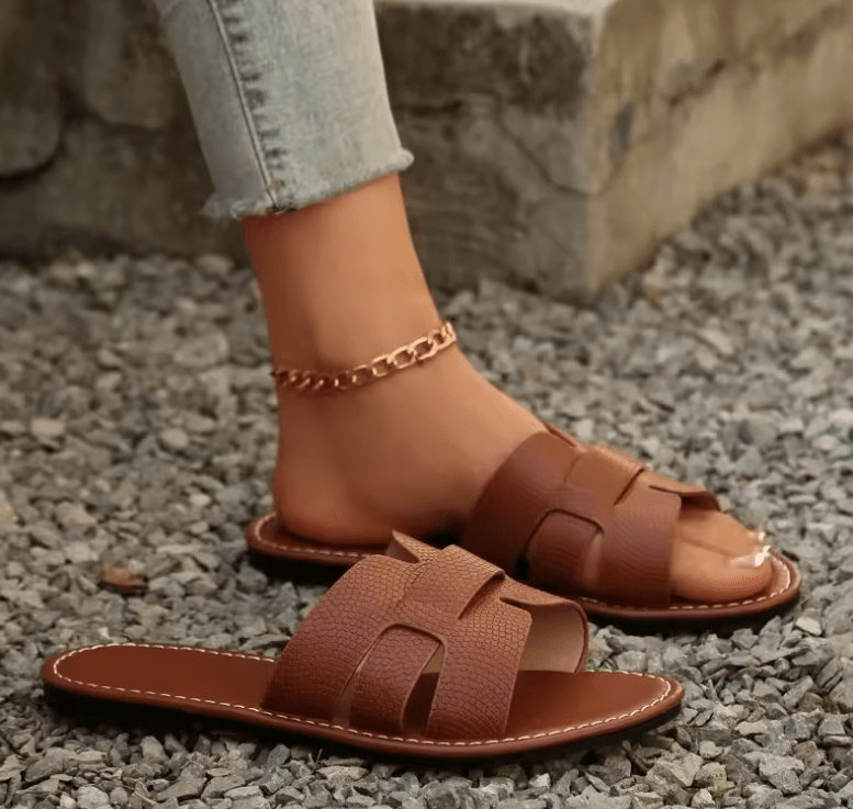 Women’s Solid Color Open-Toe Slippers – 2025 Summer Flat Sandals | Casual, Comfortable & Versatile Slip-Ons