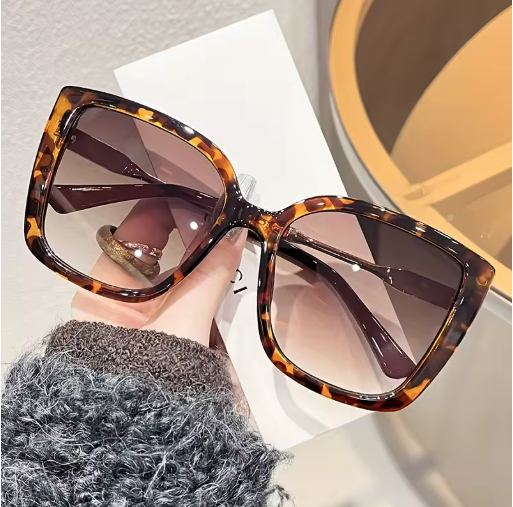 Women’s Large Square Fashion Sunglasses – Gradient Purple Lens