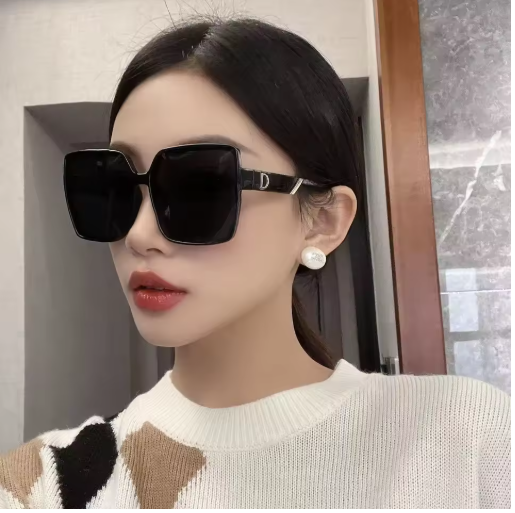Cool Street Style Women’s Sunglasses – Lightweight & UV Resistant