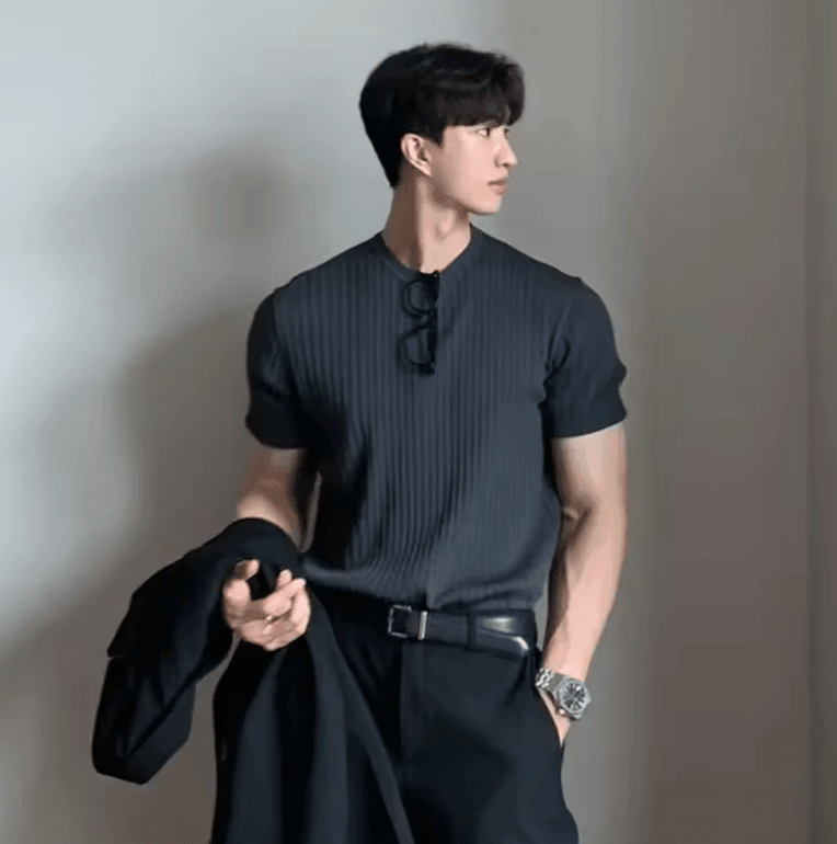 🔥 Summer Men’s Ice Silk Knitted Top – Slim Fit, Trendy Round Neck T-Shirt! 👕