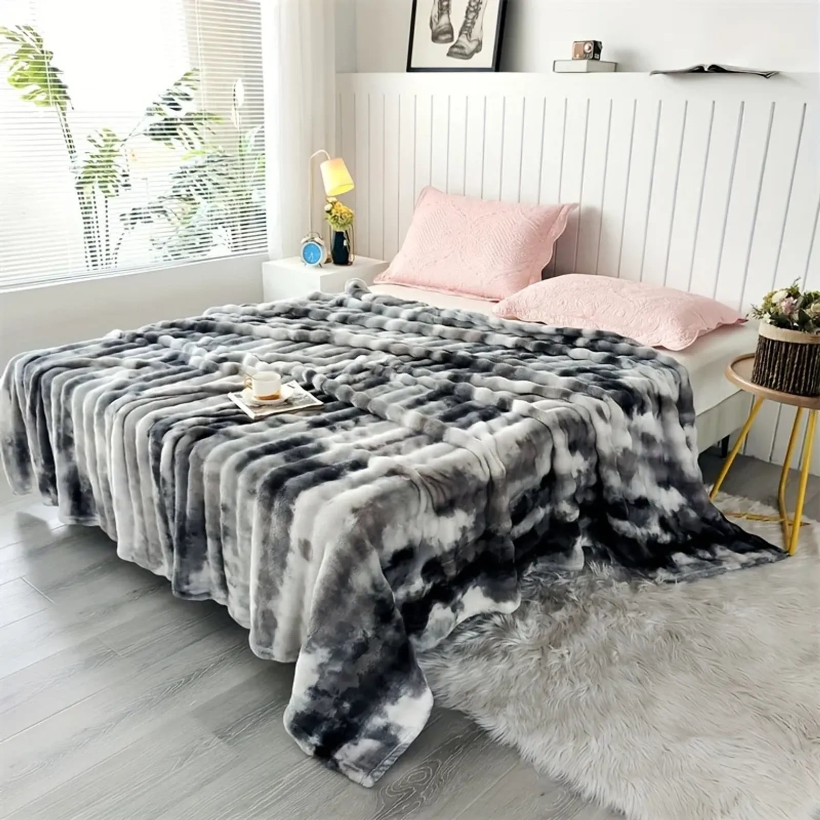 Luxurious Faux Rabbit Fur Bed Blanket - Soft and Warm Throw