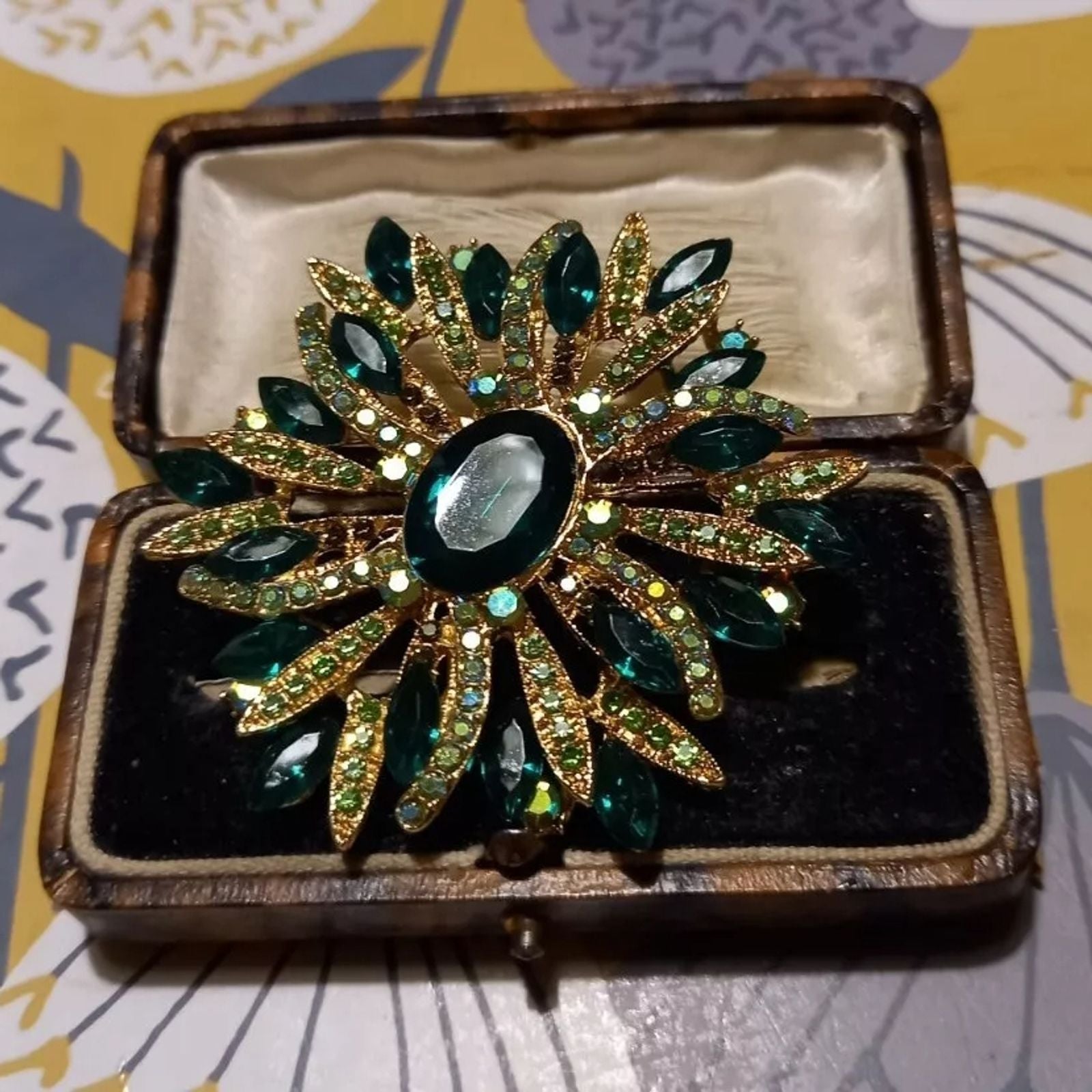 Exquisite Crystal Flower Brooch for Women