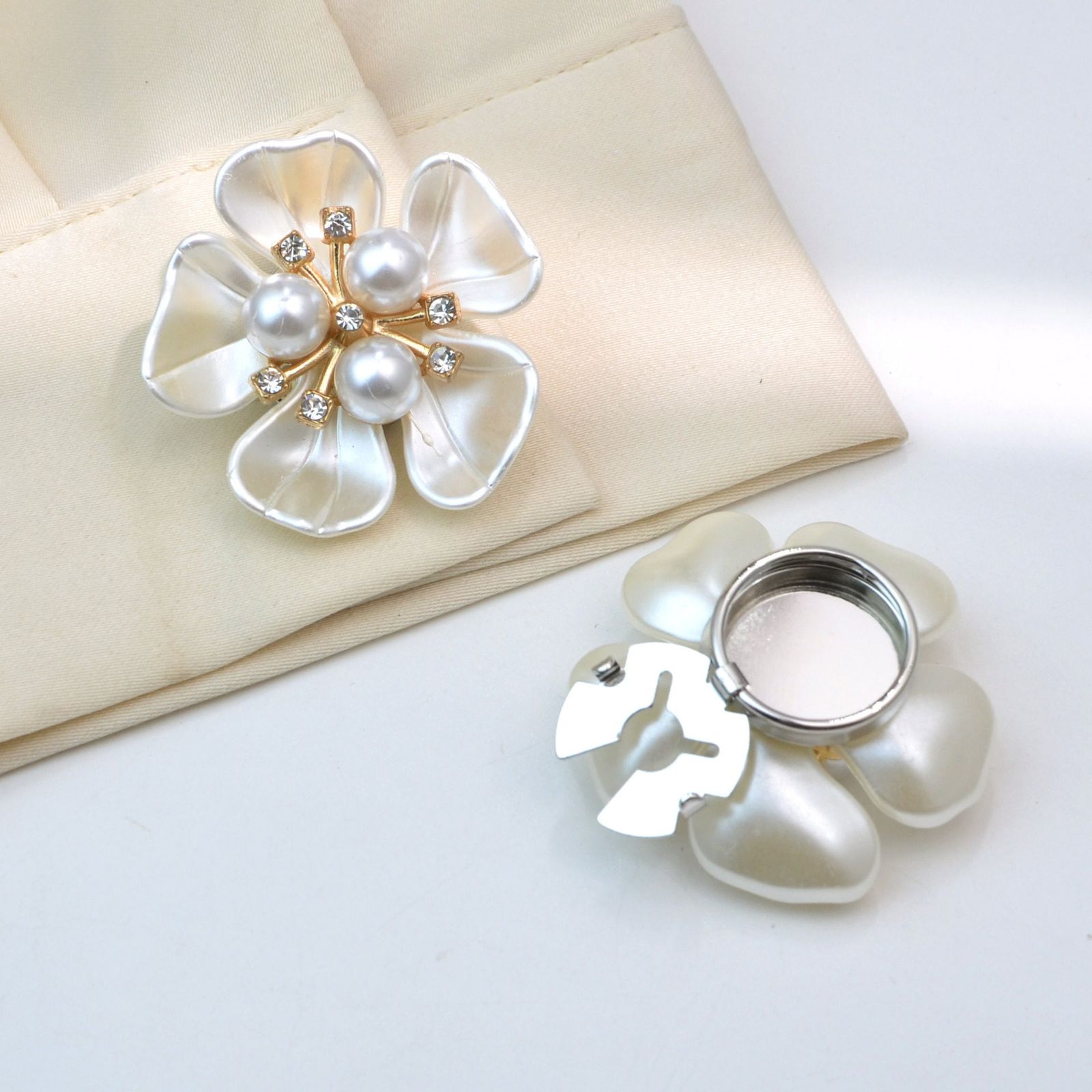 Elegant Shell Pearl Flower Cufflinks for Men and Women